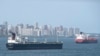 Kapal tanker yang membawa minyak berlayar di Danau Maracaibo di Maracaibo, Venezuela, pada 15 Maret 2019. (Foto: AFP/Juan Barreto)