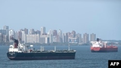 ARCHIVO - Buques petroleros navegan por el lago de Maracaibo en Venezuela, el 15 de marzo de 2019.