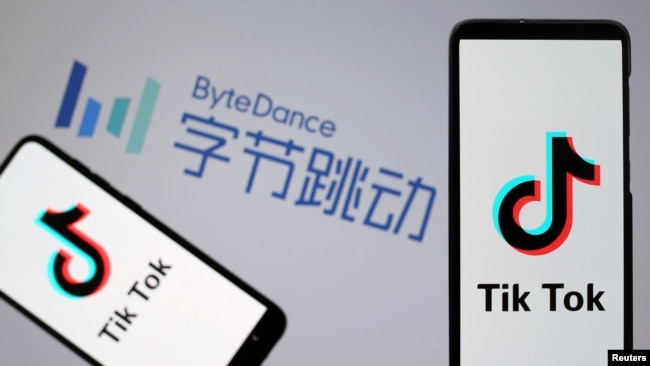 图为智能手机显示的TikTok应用软件标记，背景是北京的字节跳动公司标志（2019年11月27日）