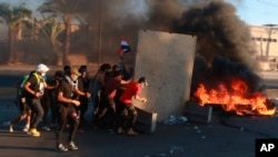 Los manifestantes antigubernamentales incendiaron y cerraron una calle durante una manifestación en Bagdad, Iraq, el viernes 4 de octubre de 2019. AP.