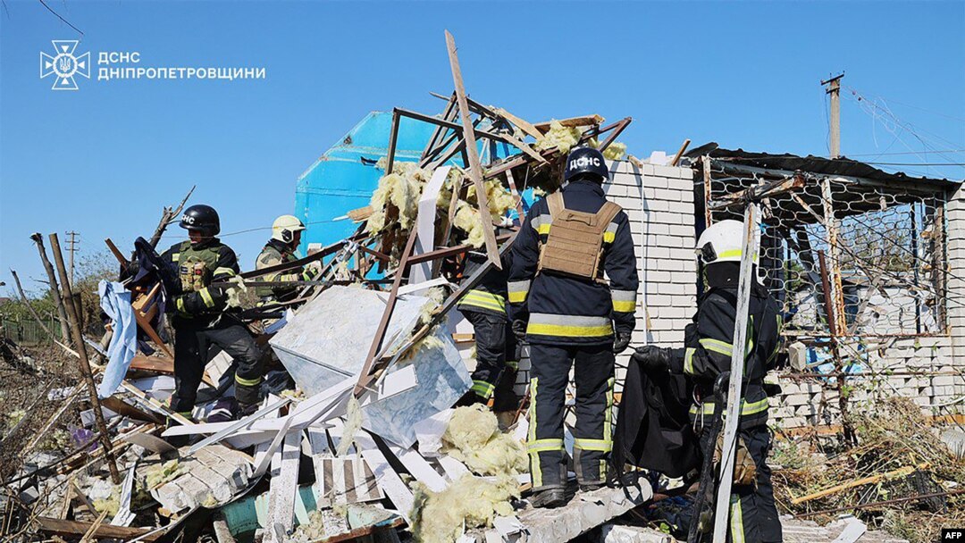Esta fotografía tomada y publicada por el Servicio de Emergencias de Ucrania el 26 de agosto de 2024 muestra a los rescatistas trabajando en el lugar de un ataque con misiles en un lugar no revelado en la región de Dnipro en Ucrania.