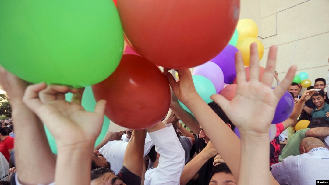 Egyptians attempt to catch balloons released after Eid al-Fitr prayers, marking the end of the Muslim holy fasting month of Ramadan, at a public park outside El-Seddik Mosque in Cairo, Egypt, June 15, 2018.