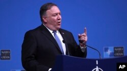 El secretario de Estado de EE.UU., Mike Pompeo, habla durante una conferencia de prensa después de una reunión de ministros de Relaciones Exteriores de la OTAN en Bruselas, el martes 4 de diciembre de 2018.