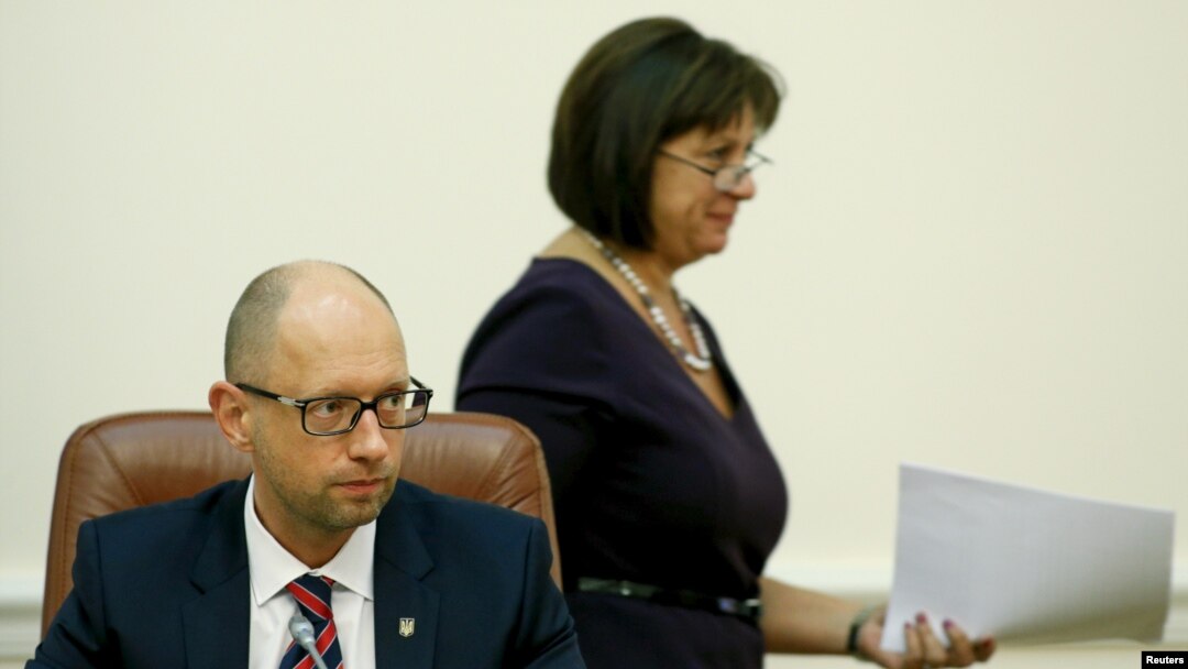 Menteri Keuangan Ukraina Natalia Yaresko (kanan) dan PM Arseny Yatsenyuk dalam sebuah rapat di Kyiv (17/8).