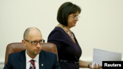 Menteri Keuangan Ukraina Natalia Yaresko (kanan) dan PM Arseny Yatsenyuk dalam sebuah rapat di Kyiv (17/8).