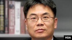 Dong Hyuk Lee