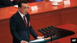 Perdana Menteri China Li Keqiang memberikan laporan di depan Kongres Nasional Rakyat China di Beijing, Selasa (5/3).