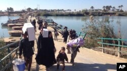 Residentes de Ramadi y alrededores caminan hacia Bagdad tras abandonar sus viviendas, ante la lucha entre ISIS y las fuerzas iraquíes que buscan retomar el control de la ciudad capital de la provincia de Anbar.