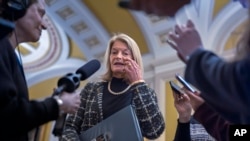 A senadora Lisa Murkowski, R-Alaska, fala com os jornalistas do lado de fora da câmara do Senado no Capitólio em Washington, quarta-feira, 22 de janeiro de 2025.