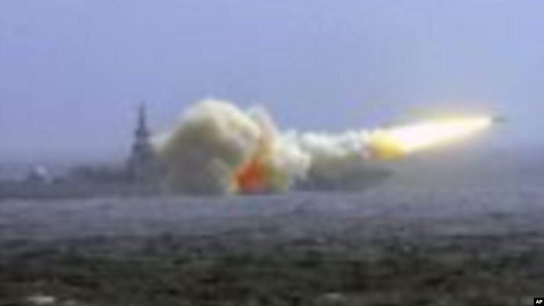 中国海军的一艘驱逐舰在南中国海演习时发射一枚导弹(资料照片)