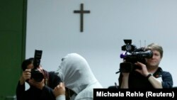 Almanya'da Suriye'ye cihatçıların yanına gittiği belirlenen ve IŞİD üyesi olmakla suçlanan bir genç (Ocak 2015)