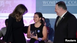 La primera dama Melania Trump y el secretario de Estado, Mike Pompeo, felicitan a Amaya Coppens, ex prisionera política nicaraguense al recibir el premio "Mujeres de Coraje", en marzo pasado.