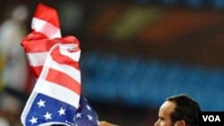 Penyerang tengah Landon Donovan melambaikan bendera Amerika serelah golnya dimenit terakhir membuat tim Amerika keluar sebagai juara grup C mengalahkan Aljazair 1-0. Tim Amerika berharap bisa mengalahkan Ghana do putaran 16 besar.