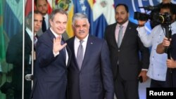 El expresidente del gobierno español, José Luis Rodríguez Zapatero, y el canciller de República Dominicana, Miguel Vargas, saluda a su llegada a la reunión entre representantes del gobierno y la oposición de Venezuela en Santo Domingo.