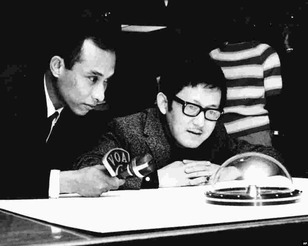 老照片回顾：美国之音中文广播70年