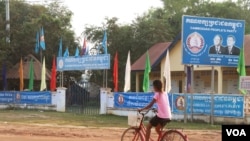 The Cambodian People’s Party office in Chantrey commune is in the same compound as the commune hall and police station, both of which are state buildings, Feb. 14, 2018. (Sun Narin/VOA Khmer)