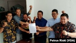 Perwakilan sejumlah elemen masyarakat di Surabaya menunjukkan surat penolakan remisi pembunuh jurnalis, yang ditujukan kepada Presiden Joko Widodo (Foto:VOA/Petrus Riski).