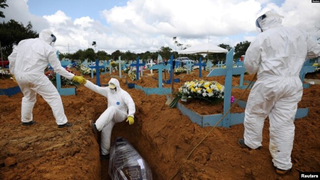 Sepultureros en el cementerio Parque Taruma de Manaus, el 17 de enero de 2021.