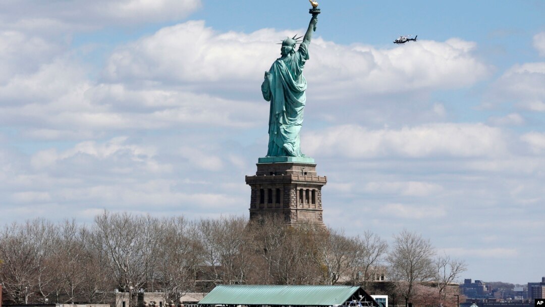 Polisi New York melakukan pemeriksaan di lokasi patung Libery, Jumat (24/4).