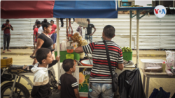 Niños y mujeres son parte de los miles de migrantes que llegan a Necoclí, Colombia, de camino a Estados Unidos o Canadá. Buscan mejores condiciones de vida. [Foto: VOA]