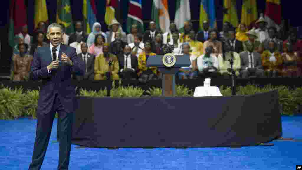 Le président américain Barack Obama répond à la question d&#39;une jeune femme lors de cette session 2015 de YALI, Washington, 3 août 2015.