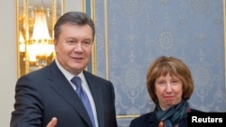 President Ukraina Viktor Yanukovich (kiri) bertemu dengan pemimpin kebijakan Uni Eropa Catherine Ashton di Kiev, Uni Eropa (20/12).