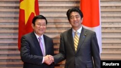 Chủ tịch nước Việt Nam Trương Tấn Sang và Thủ tướng Nhật Bản Shinzo Abe tại Tokyo, ngày 18/3/2014.