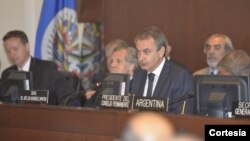 Jose Luis Rodriguez Zapatero fue recibido por la canciller Venezolana, Delcy Rodríguez, a su llegada a la OEA. [Foto: cortesía OEA].