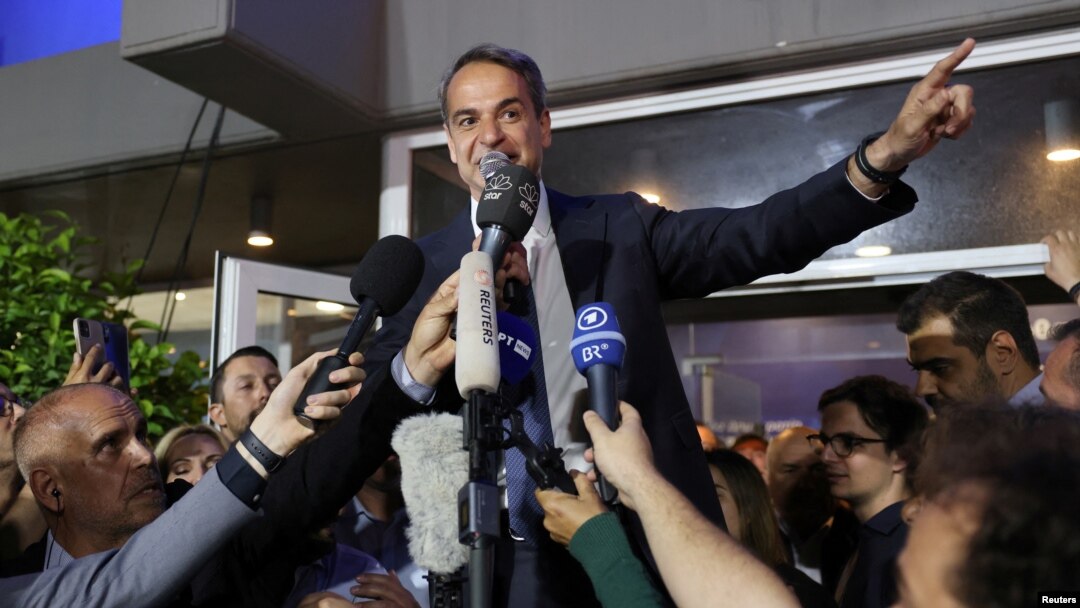 Perdana Menteri Yunani dan pemimpin Partai Demokrasi Baru Kyriakos Mitsotakis berbicara di luar markas partai setelah pemilu berlangsung, di Athena, Yunani, pada 21 Mei 2023. (Foto: Reuters/Stelios Misinas)