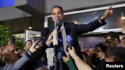 Perdana Menteri Yunani dan pemimpin Partai Demokrasi Baru Kyriakos Mitsotakis berbicara di luar markas partai setelah pemilu berlangsung, di Athena, Yunani, pada 21 Mei 2023. (Foto: Reuters/Stelios Misinas)