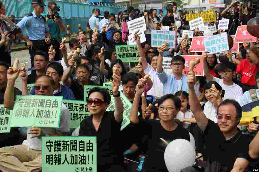 香港记者协会等8个传媒组织在明报工业中心外集会，声援明报员工，要求明报撤回解雇决定，并呼吁各界一同守护守护新闻自由及明报（2016年5月2日，美国之音海彦拍摄）