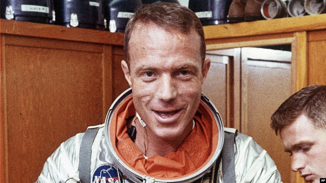 Astronot Scott Carpenter pada 1962 saat mengepas baju astronotnya di Cape Canaveral, Florida. (Foto: Dok)