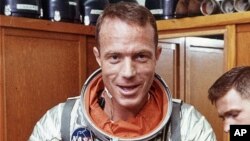 Astronot Scott Carpenter pada 1962 saat mengepas baju astronotnya di Cape Canaveral, Florida. (Foto: Dok)