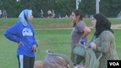 Beberapa perempuan berkerudung bercakap-cakap di sebuah taman di Murfreesboro, Tennessee.