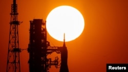 موشک پیشرفته ناسا برای پرتاب ماه، موشک «سامانه پرتاب فضایی» به همراه کپسول خدمه اوریون، در سکوی پرتاب، همزمان با طلوع خورشید (۴ فروردین ۱۴۰۵)