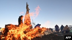 Los indígenas aymaras realizan un ritual para agradecer a la diosa Pachamama (Madre Tierra) en los Andes bolivianos cerca de La Paz, el 1 de agosto de 2023. (Foto de AIZAR RALDES / AFP)