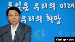 김형석 한국 통일부 대변인이 개성공단 남측 관리인력의 체류 시점과 관련해 26일 정부서울청사에서 정례브리핑을 하고 있다.