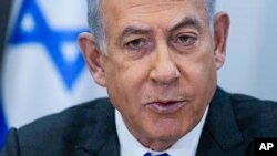 ARCHIVO - El primer ministro israelí Benjamín Netanyahu preside una reunión del gabinete en la base militar de Kirya, que alberga el Ministerio de Defensa israelí, el 24 de diciembre de 2023, en Tel Aviv, Israel.