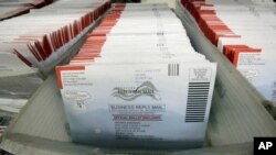 ARCHIVO - Boletas de votación por correo procesadas en el Centro Gubernamental de Salt Lake City, Utah, en noviembre del 2016.