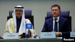 El ministro de energía de Arabia Saudita, el príncipe Abdulaziz bin Salman Al-Saud, y el ministro de energía de Rusia, Alexander Novak, son vistos al comienzo de una reunión de la OPEP.