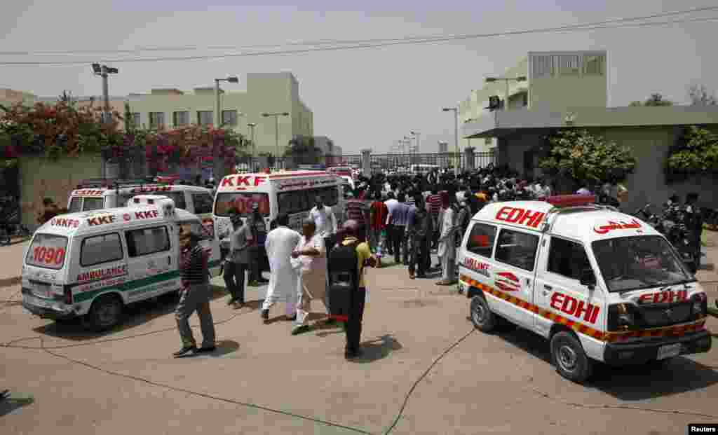 Crowds gather outside a hospital after an attack on a bus in Karachi, May 13, 2015.