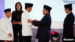 Kedua pasangan Capres dan Cawapres saling berjabat tangan usai Debat Perdana di Jakarta, Kamis malam (17/1) lalu.