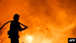 Un pompier essayant de contenir le feu près des maisons à Santa Paula, en Californie, le 5 décembre 2017.