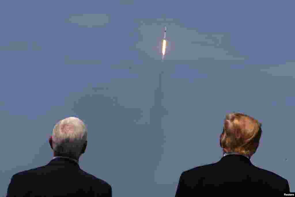 صدر ڈونلڈ ٹرمپ کے ساتھ ساتھ نائب صدر مائیک پینس نے اسپیس ایکس کی خلا میں روانگی کا منظر دیکھا۔