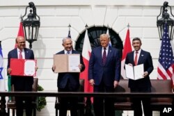 Presiden Donald Trump, Menteri Luar Negeri Bahrain Khalid bin Ahmed Al Khalifa, PM Israel Benjamin Netanyahu, Menteri Luar Negeri Uni Emirat Arab Abdullah bin Zayed al-Nahyan, di Gedung Putih, 15 September 2020. (Foto: AP)