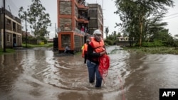 Des membres de la Croix-Rouge du Kenya évaluent une zone touchée par les inondations tout en recherchant des habitants coincés dans leurs maisons à la suite de pluies torrentielles à Kitengela, le 1er mai 2024.