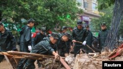 Công tác dọn dẹp thiệt hại do bão lũ gây ra ở tỉnh Hà Nam, Trung Quốc, ngày 21/7/2021. 