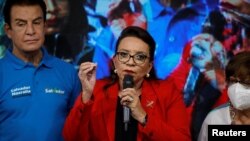 La candidata presidencial y ex primera dama de Honduras Xiomara Castro habla en Tegucigalpa al cierre de las elecciones del 28 de noviembre de 2021.