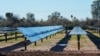 Filas de paneles en la instalación de energía de almacenamiento de baterías de iones de litio en Mile Solar Center de Orsted, el 29 de febrero de 2024, en Coolidge, Arizona. Las baterías permiten que las energías renovables reemplacen los combustibles fósiles.