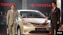 Presiden Toyota Motor Corp., Akio Toyoda (kiri) memperkenalkan produk baru Toyota Etios di Bangalore, India (Desember 2010).